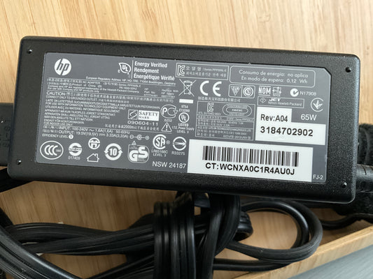 HP AC adapter Part No 67774-001
