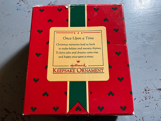 Hallmark Children In Shoe 1985 Keepsake Ornament QX490-5