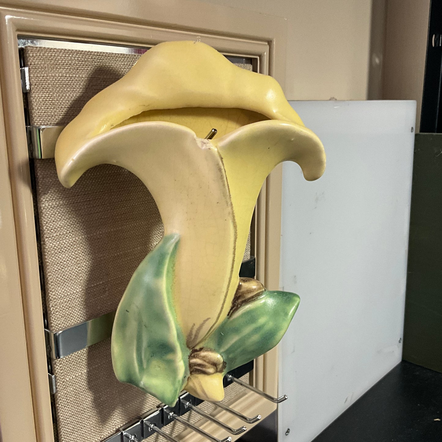 McCoy Canna Lily lovely wall pocket vintage ceramic art collectible*