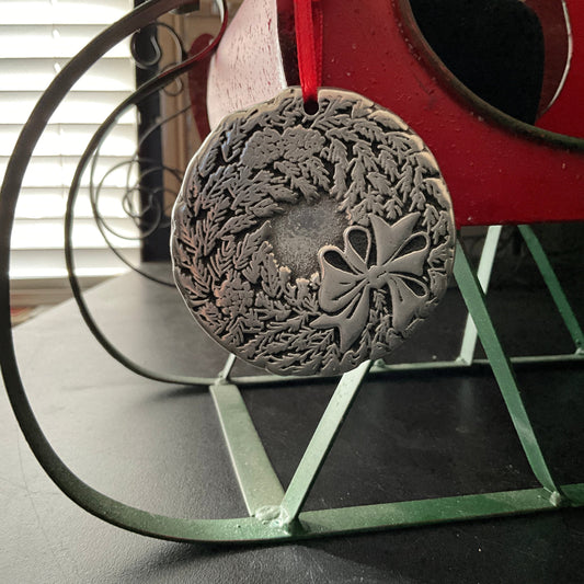 Wilton detailed cast aluminum Christmas wreath with bow ornament