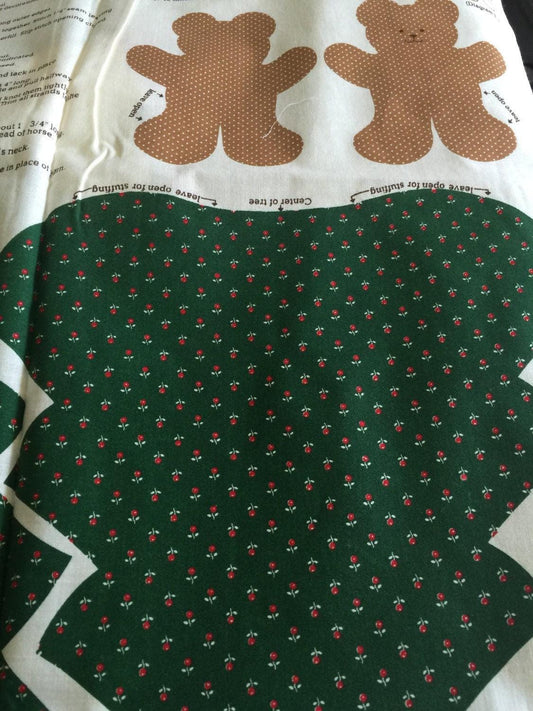 Cranston Print Works Co Five Piece Christmas arrangement Keepsake Crafts Tabletop Tree and Mini quilt