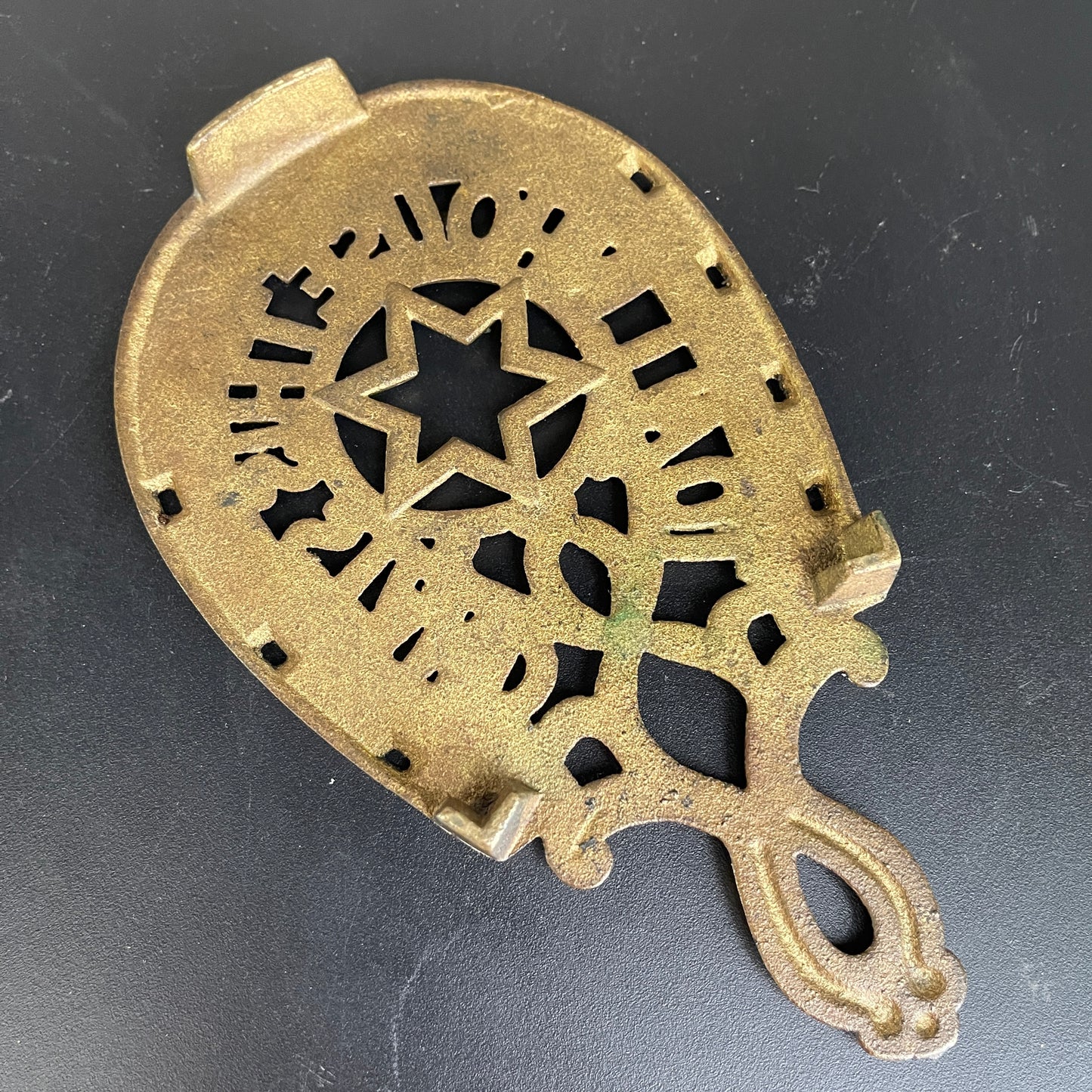 Beautiful brass horseshoe trivet with "GOOD LUCK TO ALL WHO USE THIS STAND" vintage kitchen collectible