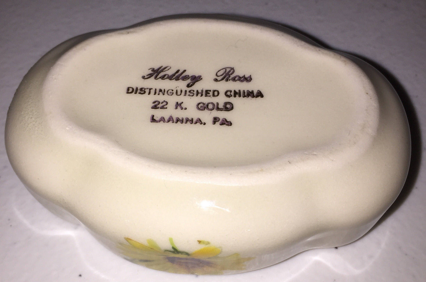 Kelley Ross distinguished China 22k gold, Vintage Collectible jewelry dish with painted Daisy's and gold trimmed lid exquisite, LaHanna PA