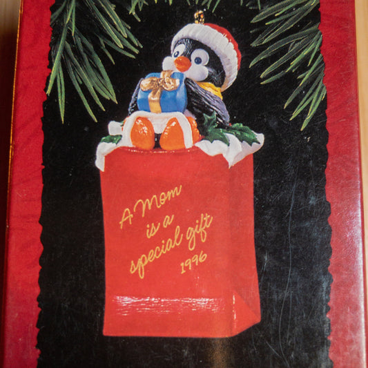Hallmark, Mom, Dated 1996, Keepsake Ornament, A Mom is a Special Gift