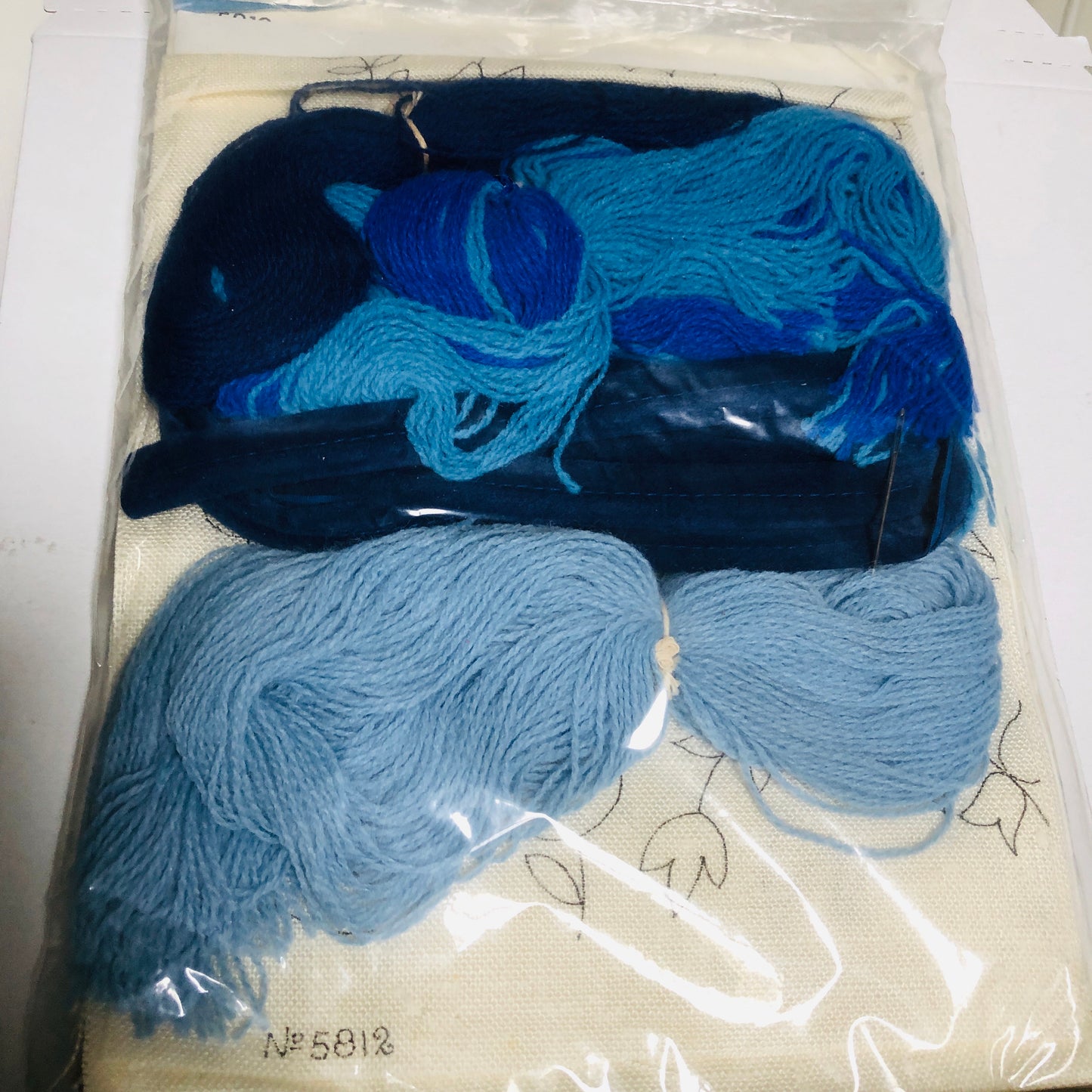 Coats & Clark, Blue Floral, Crewel Creative Stitchery Pillow Kit