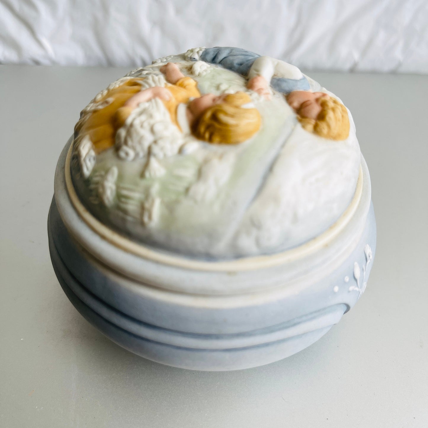 Avon, Golden Dreams, Porcelain Music Box, Vintage 1985, collectible trinket dish