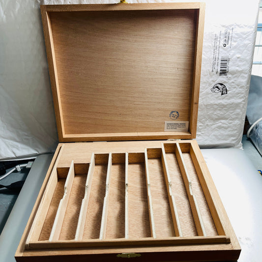 Oliva, Very Nice Wooden Cigar Box, with Wooden Dividers, Vintage Tobacciana Collectible*