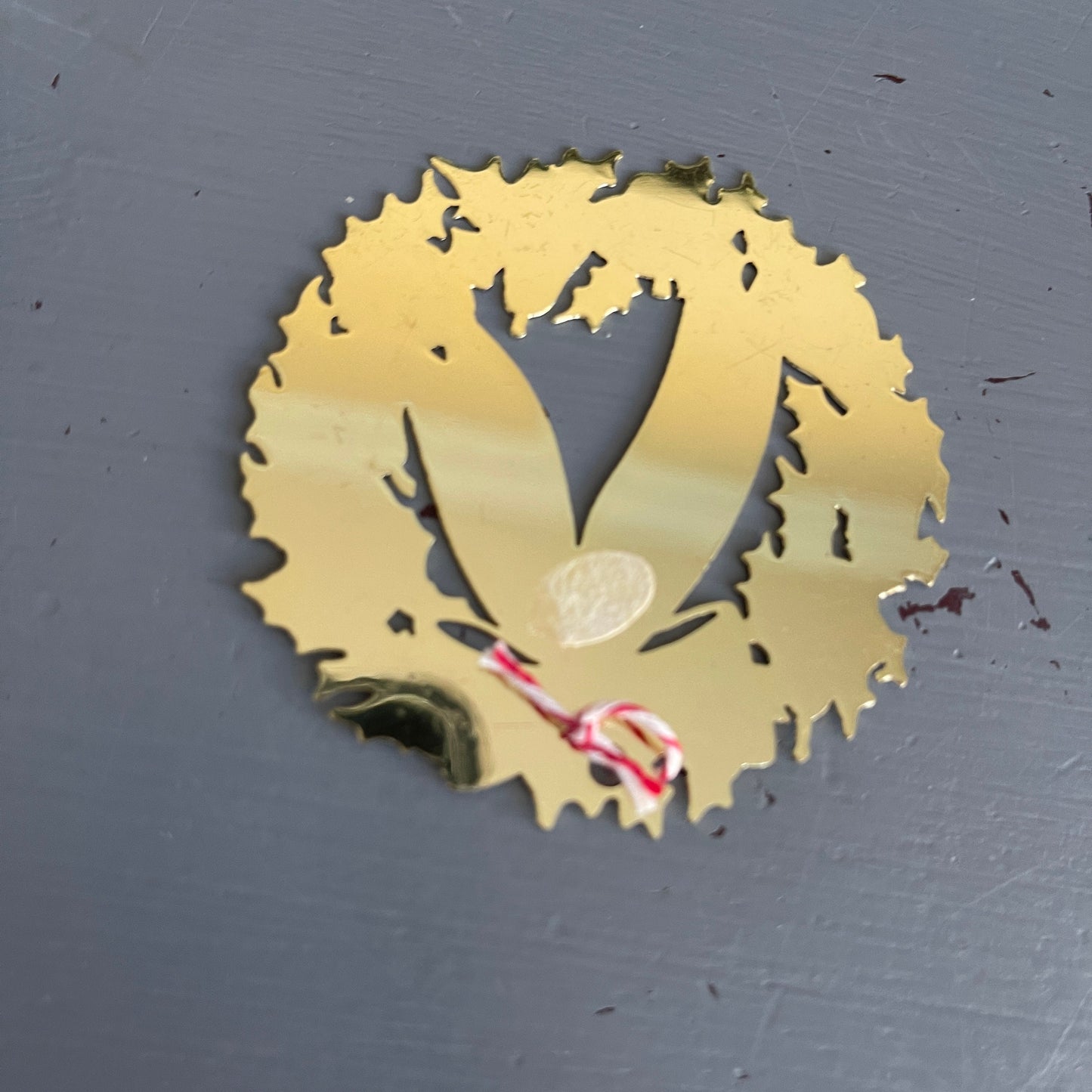 Happy Holidays Gold-Tone Wreath With Red Apples and Yellow Pears Vintage Ornament