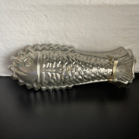 Metal Fish Mold 10 by 3.5 Inches Vintage Collectible Bake Ware and Kitchen Decor