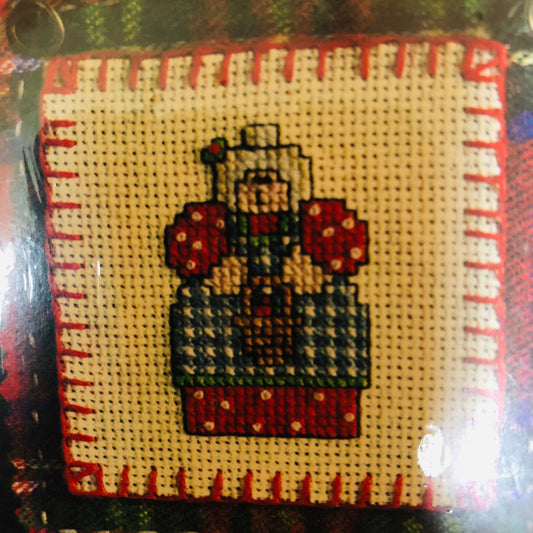 Leisure Arts, Christmas Quickies, Mrs. Santa Ornament, Counted Cross Stitch Kit