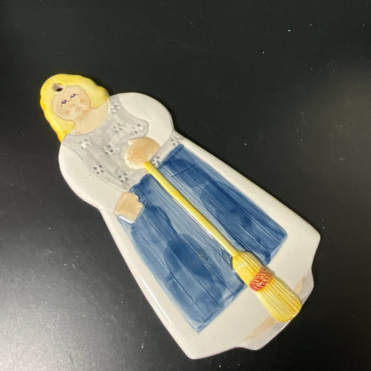 Sigma the Tastesetter Towle Co. Les Artisans Women with broom decorative wall hanging