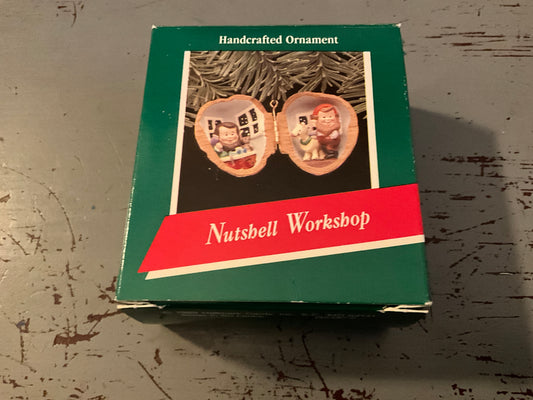 Hallmark Nutshell Workshop.1989 Keepsake Ornament QX487-2