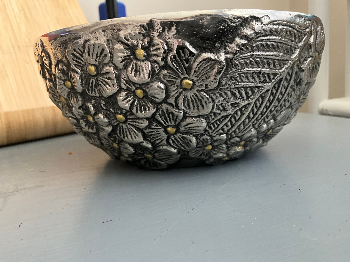 Mudpie fantastic Hydrangea silver-tone with gold-tone metal 5.75 inch round decorative keepsake bowl