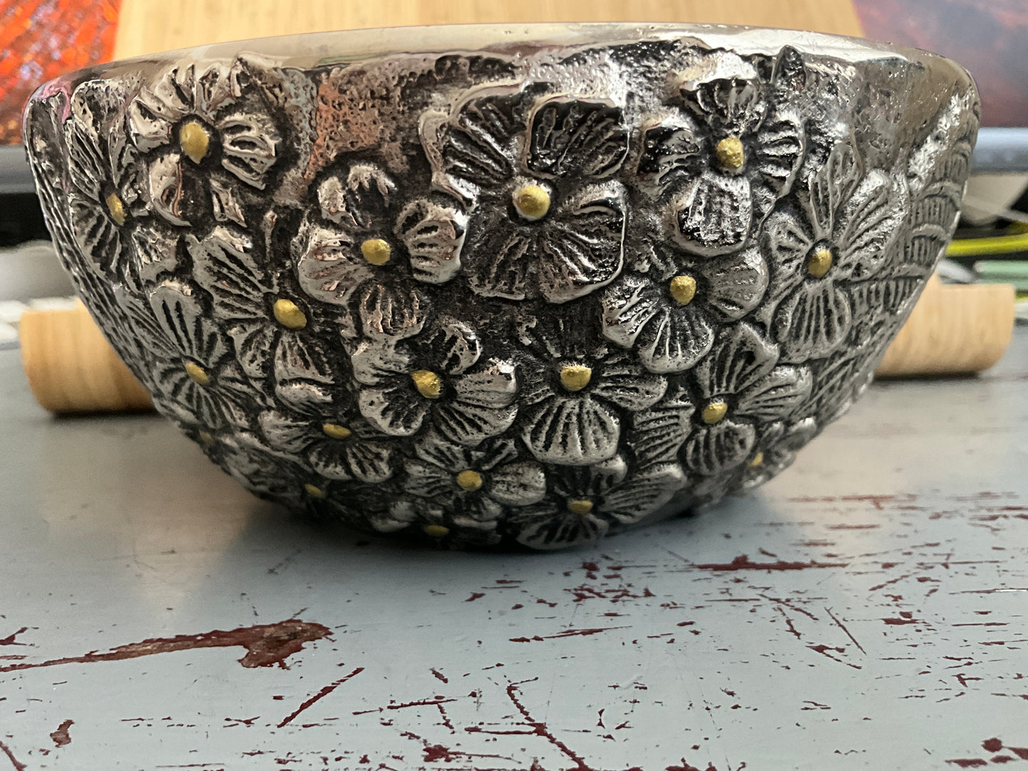 Mudpie fantastic Hydrangea silver-tone with gold-tone metal 5.75 inch round decorative keepsake bowl