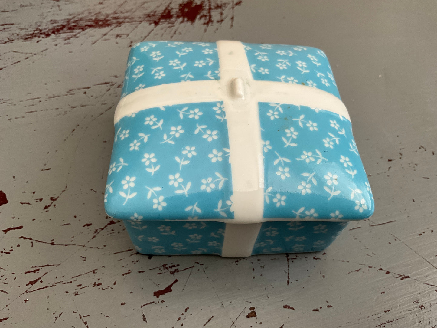 Delightful light blue floral bowed lid porcelain ring/trinket box made in Japan