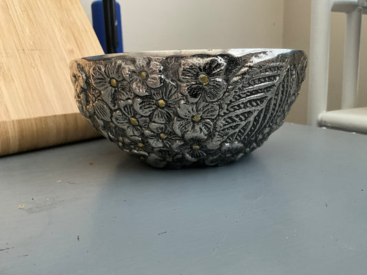 Mudpie fantastic Hydrangea silver-tone with gold-tone metal 5.75 inch round decorative keepsake bowl