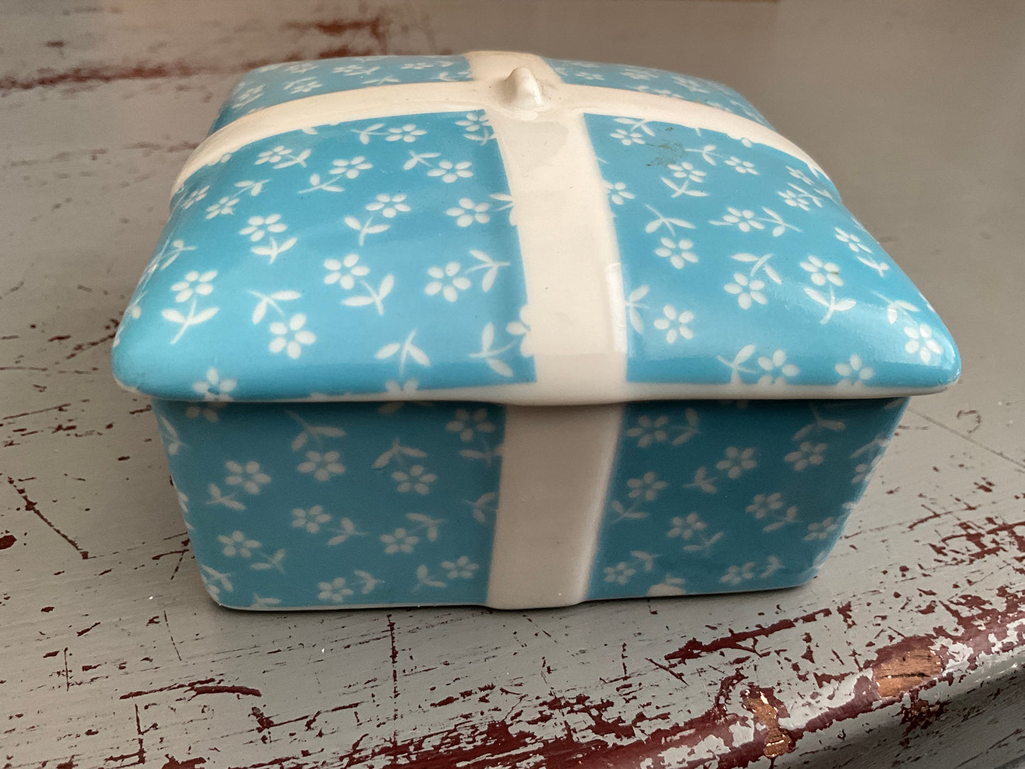 Delightful light blue floral bowed lid porcelain ring/trinket box made in Japan