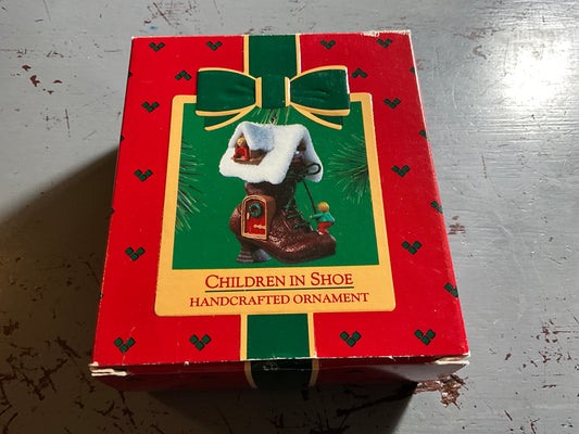 Hallmark Children In Shoe 1985 Keepsake Ornament QX490-5