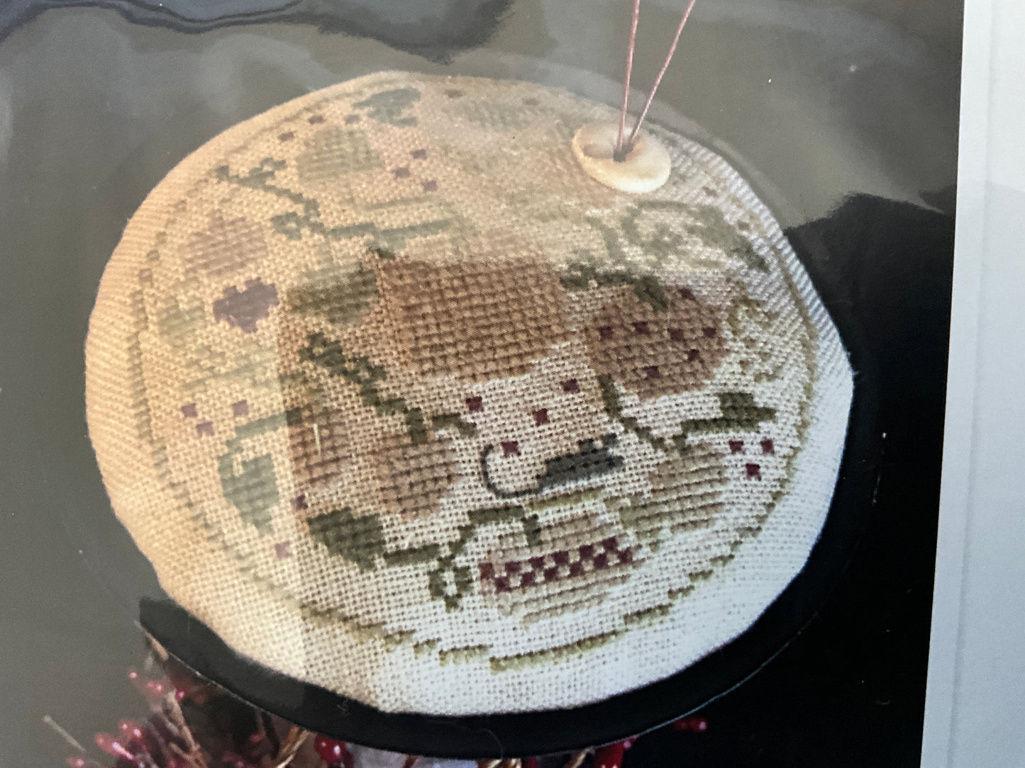 Shakespeare’s Peddler Pale Pumpkins and Scissors Pincushion Stand and Scissor Fob 2018 cross stitch Kit