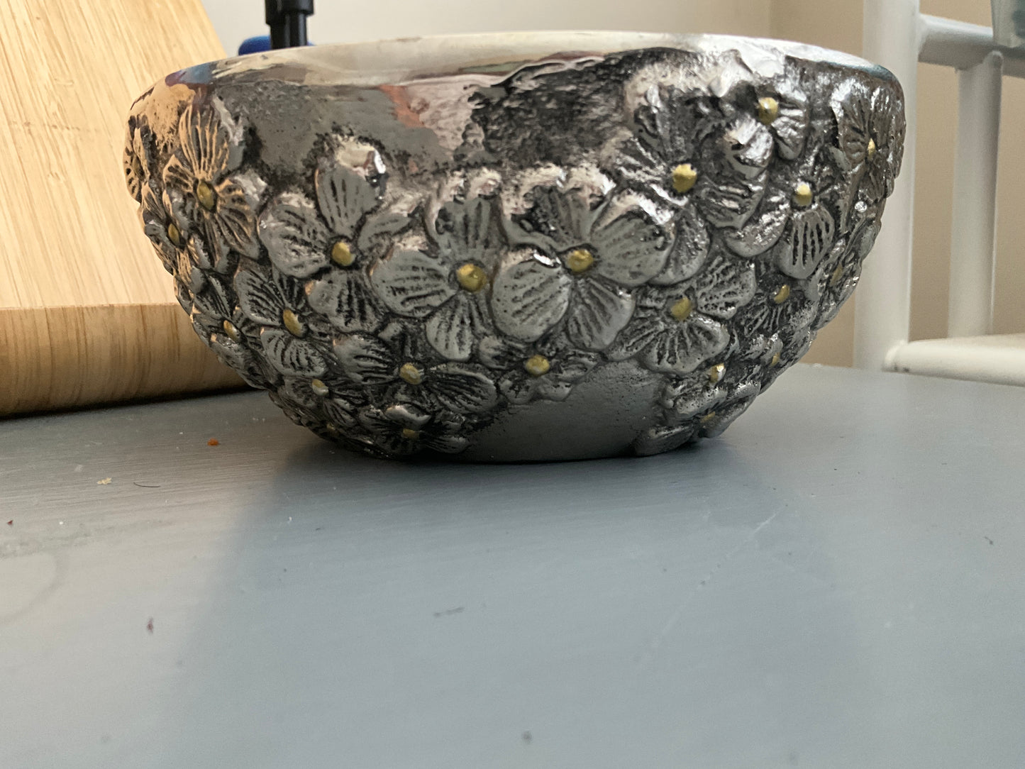 Mudpie fantastic Hydrangea silver-tone with gold-tone metal 5.75 inch round decorative keepsake bowl