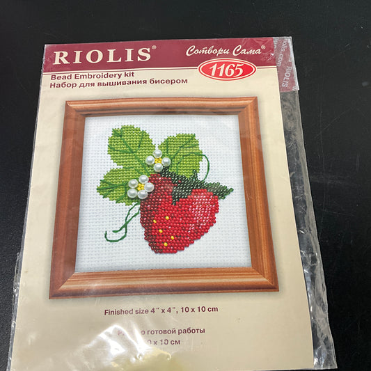 Riolis Strawberry 1165 vintage 2010 bead embroidery kit