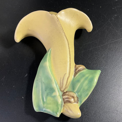McCoy Canna Lily lovely wall pocket vintage ceramic art collectible*