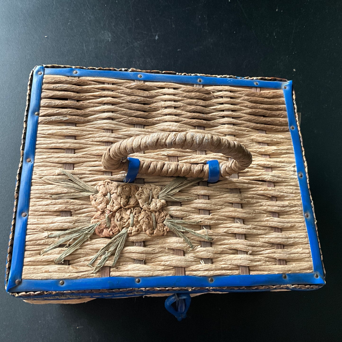 Wonderful wicker small sewing basket vintage collectible sewing notion