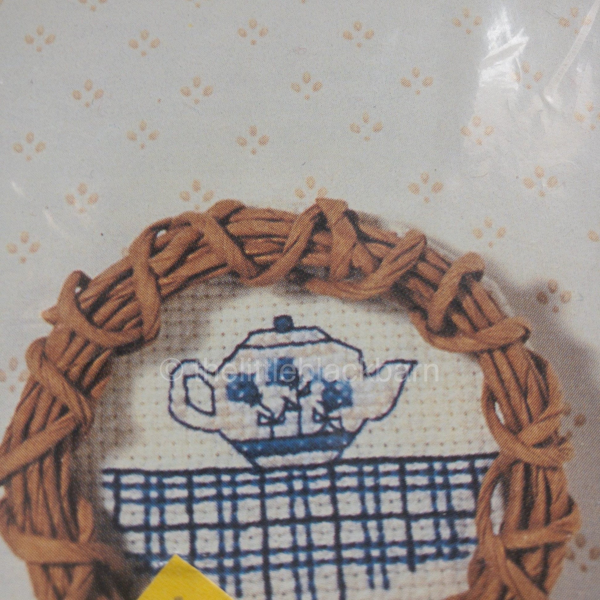 Needles N&#39; Hoops, Vine Wreath Minis, Counted Cross Stitch Kit*