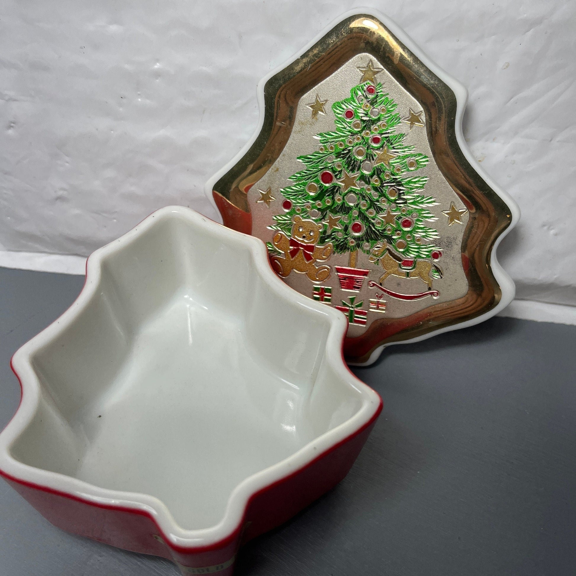 Charming Christmas Chokin Jamestown China Trinket Box Vintage Collectible Keepsake Container