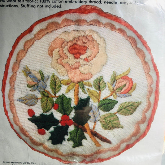 Columbia-Minerva, Christmas Rose,Vintage 1979, Crewel Christmas Ornament Kit, 4 Inch Diameter