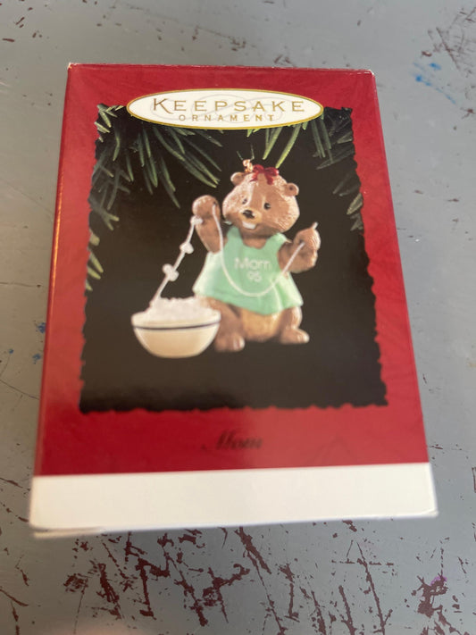 Hallmark Mom Beaver Stringing Popcorn 1995 Keepsake Ornament QX5647