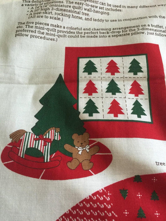 Cranston Print Works Co Five Piece Christmas arrangement Keepsake Crafts Tabletop Tree and Mini quilt