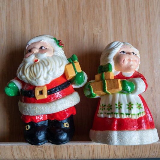 Hallmark Cards, Mr. & Mrs Claus Vintage Salt and Pepper Shaker Set