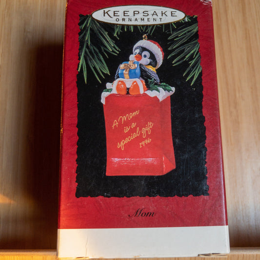 Hallmark, Mom, Dated 1996, Keepsake Ornament, A Mom is a Special Gift