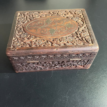 Beautiful intricately carved wooden vintage keepsake / jewelry box