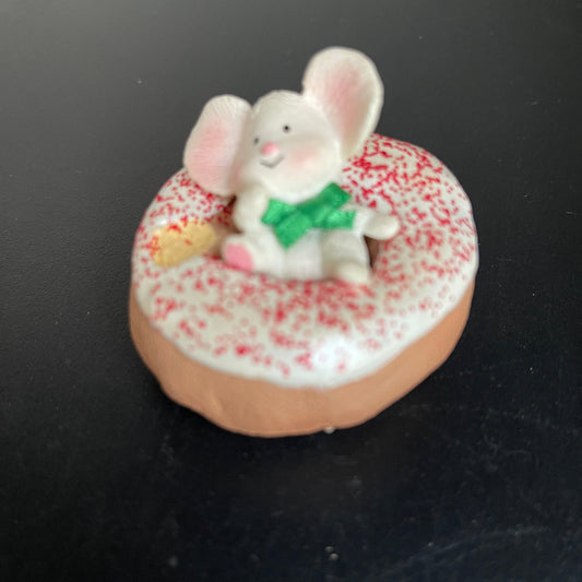 Hallmark Midnight Snack - Mouse on donut vintage 1988 Keepsake ornament QX4104*