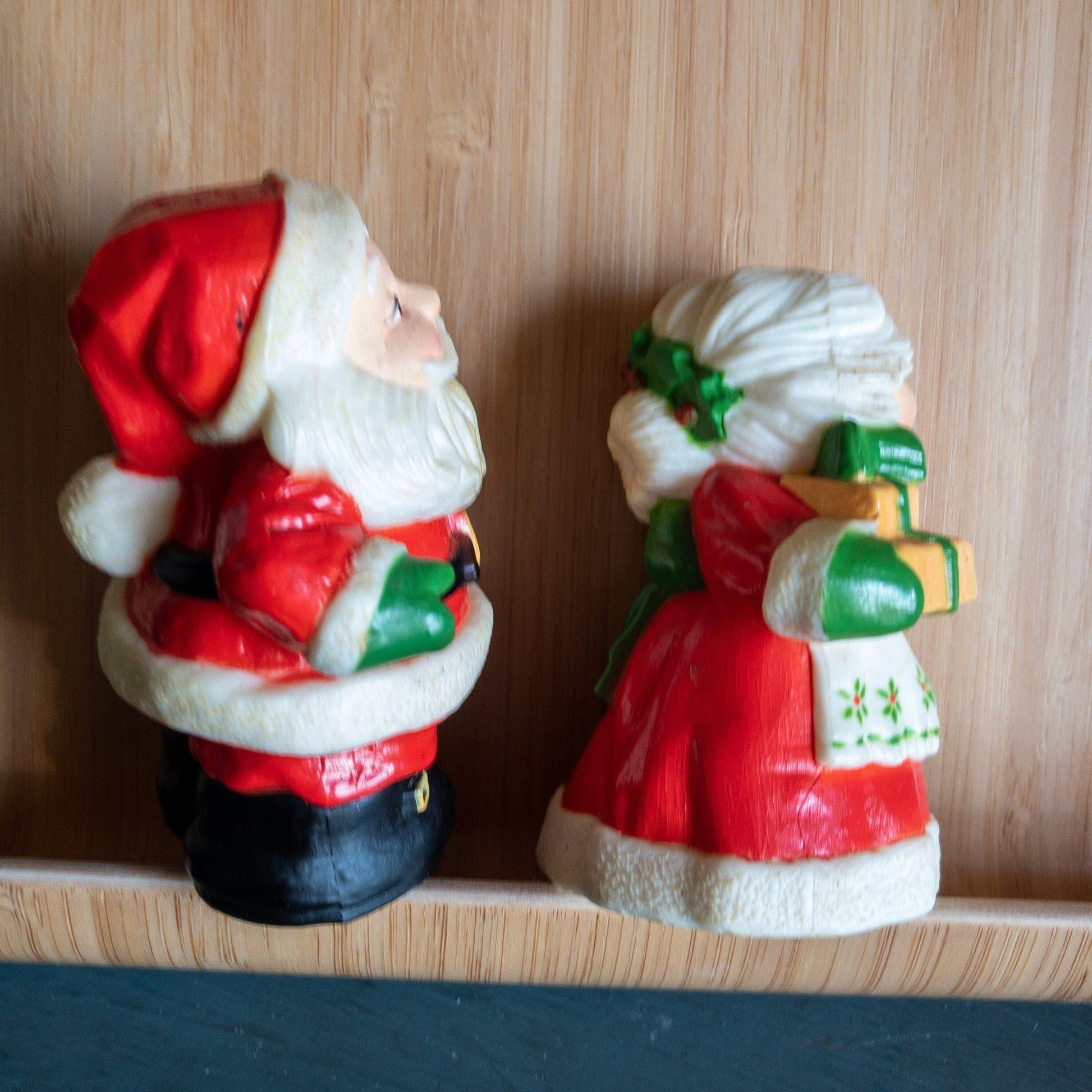 Hallmark Cards, Mr. & Mrs Claus Vintage Salt and Pepper Shaker Set