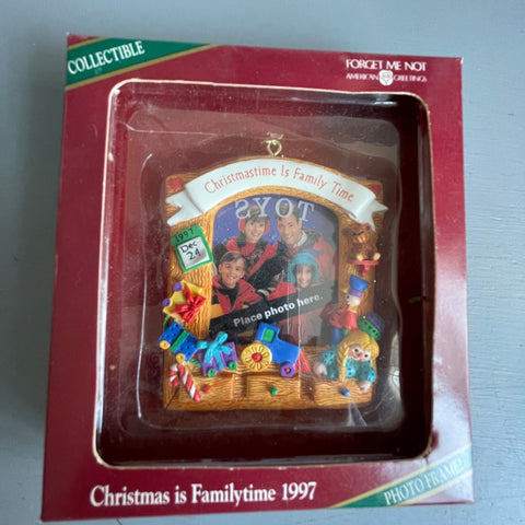 American Greetings, Christmas is Family time Photo Holder Dated 1997 Forget Me Not Ornament*